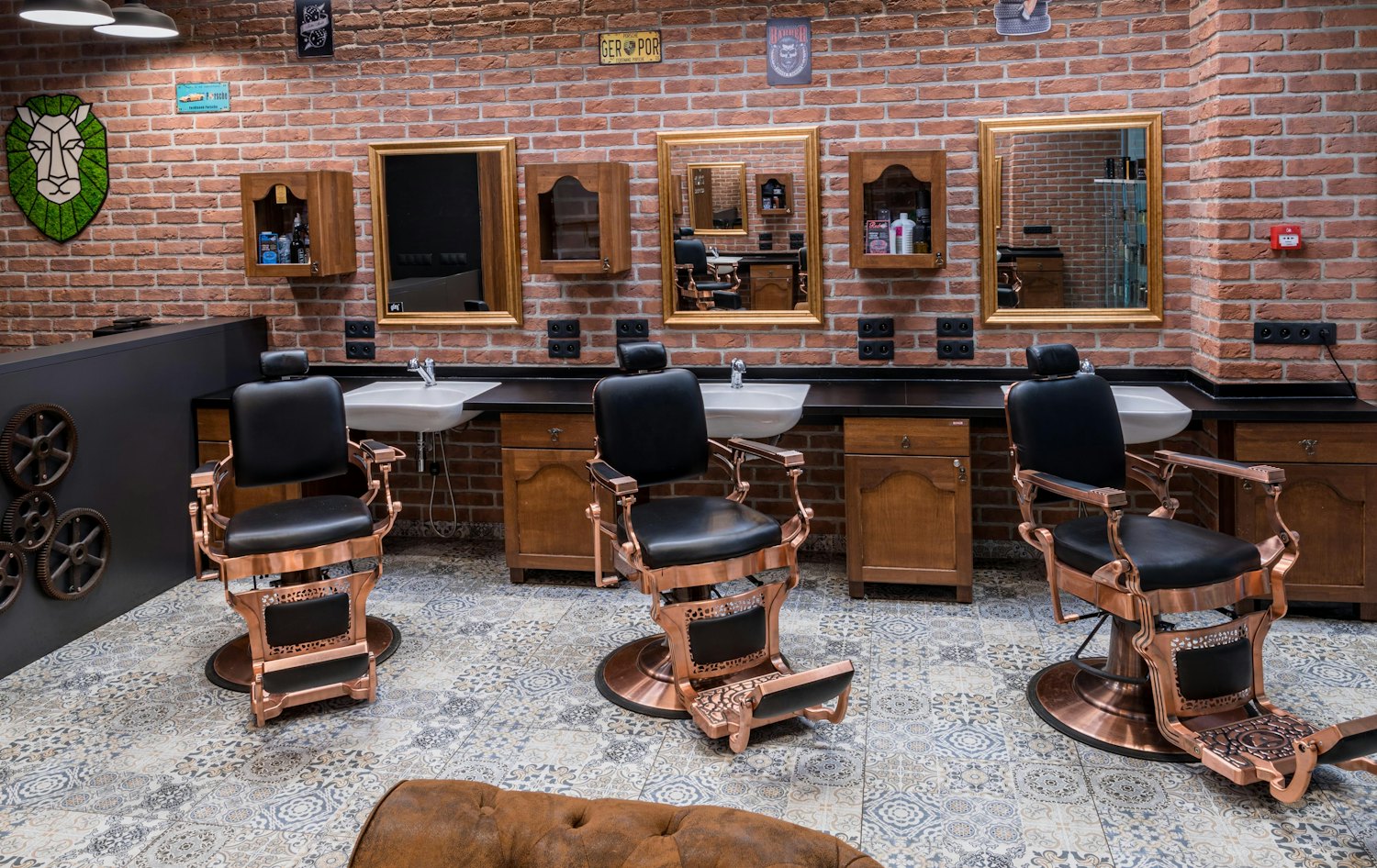 Interior da barbearia com cadeiras de couro e espelhos