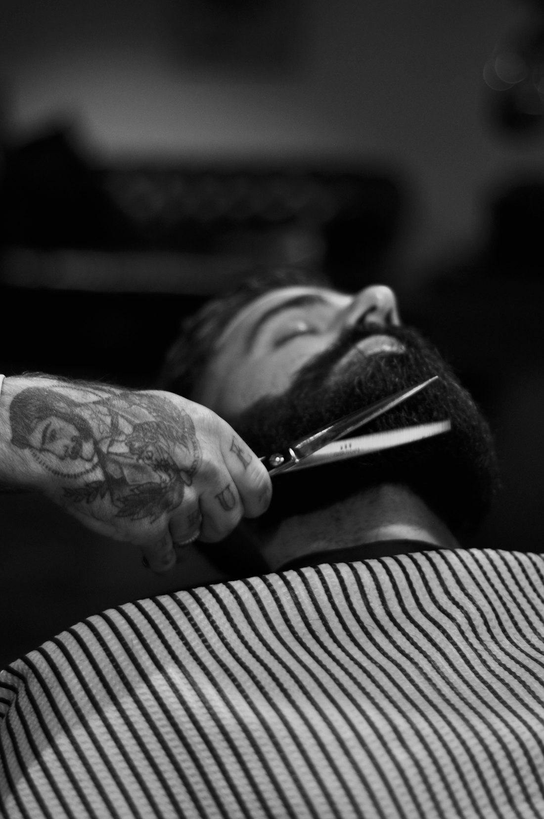 Barba sendo desenhada com navalha e toalha quente
