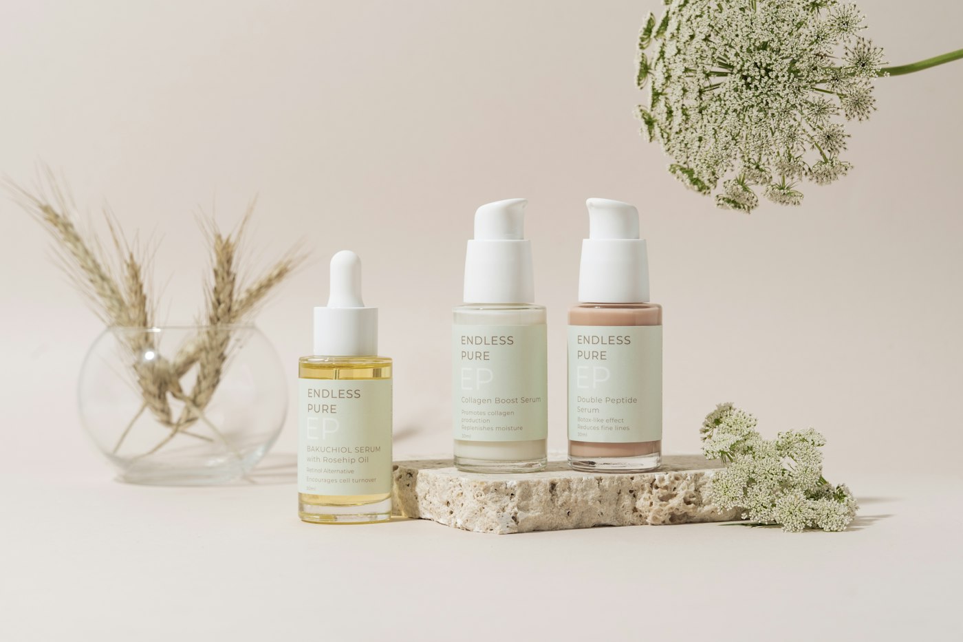 Frascos de produtos de skincare em tons neutros
